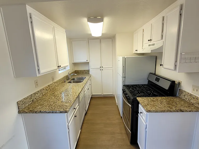 1254 Elm Ave #B — Photo 4