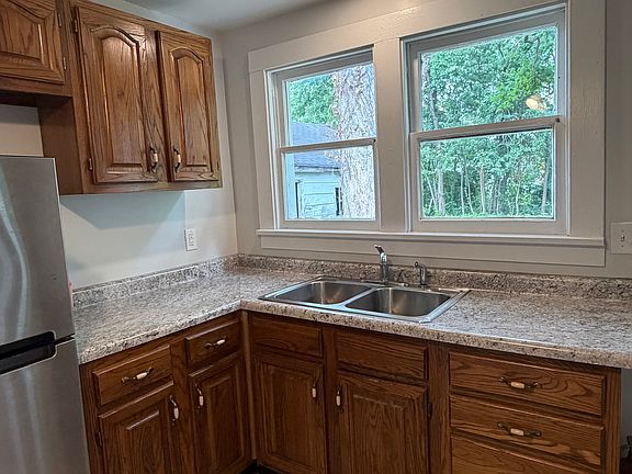5th image of 258 Saint Andrews Ave