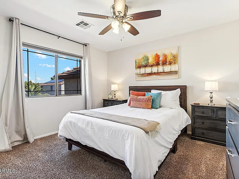 1125 E Irma Ln — Photo 40