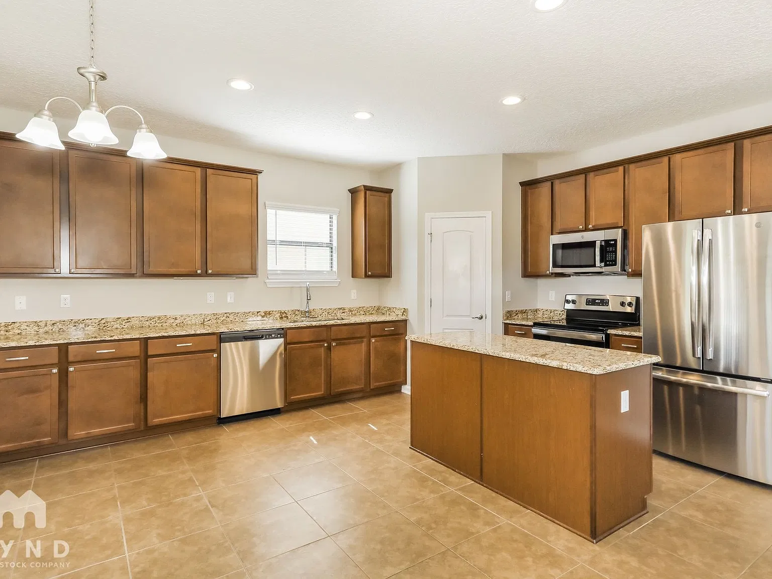 4 bed, 2.5 bath, 2474 sqft, $2,395 — Photo 2