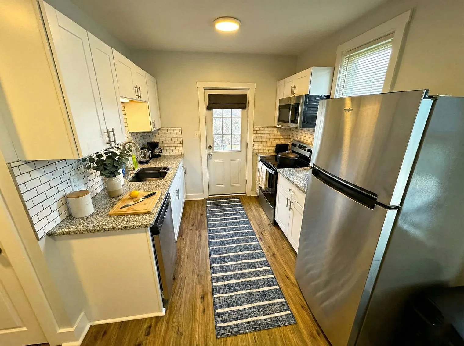 1 bed, 1.0 bath, 990 sqft, $4,815 — Photo 3