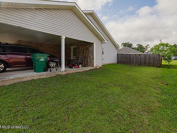 2nd image of 218 Dogwood St