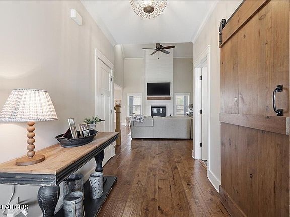 5th image of 2113 Leah Ln
