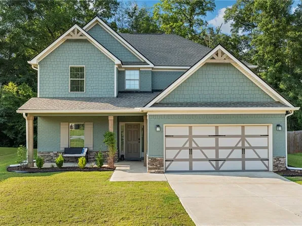 235 Meadowlark Dr, Smiths Station, AL 36877