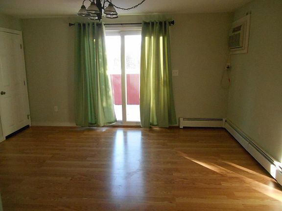 4th image of 69 Oakridge Dr #J