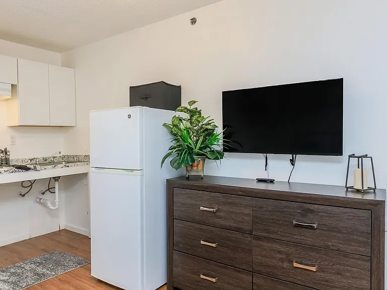 835 S Cobb Dr SE — Photo 3