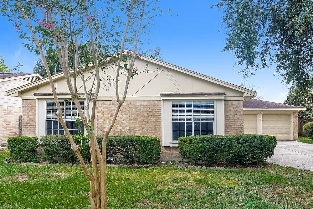 3 bed, 2.0 bath, 1394 sqft, $1,635 — Photo 1