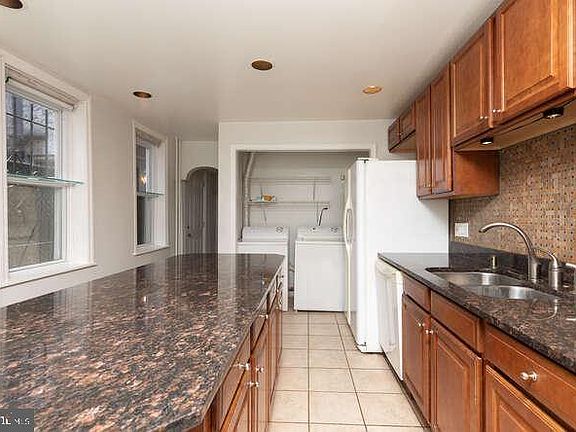 Full kitchen with eat in kitchen.
