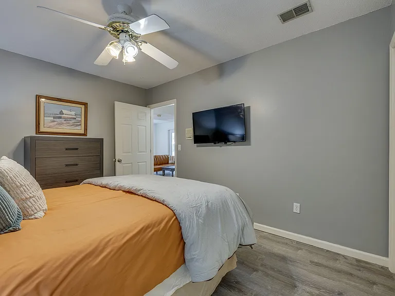 5009 Emerald Dr — Photo 25