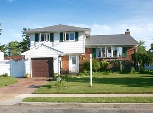 54 Summit St, Hicksville, NY 11801