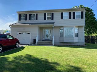 322 7th St, West Babylon, NY 11704