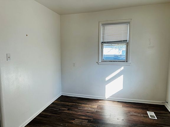 2nd image of 106 1/2 Broadwater Sq