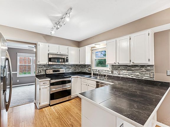4th image of 9881 Country Hill Ct