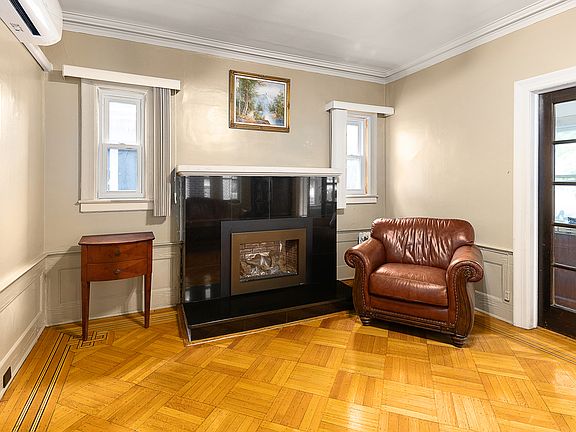 4th image of 876 E 21st St