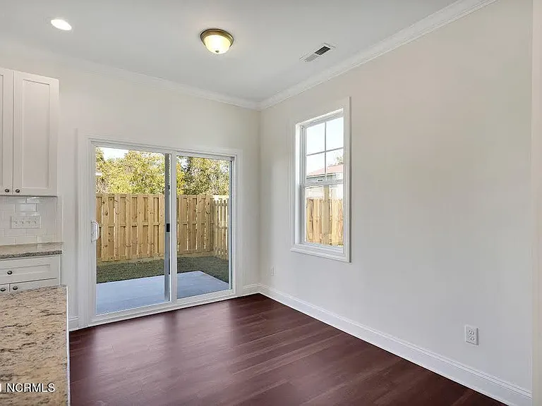 1007 Campbell St — Photo 17