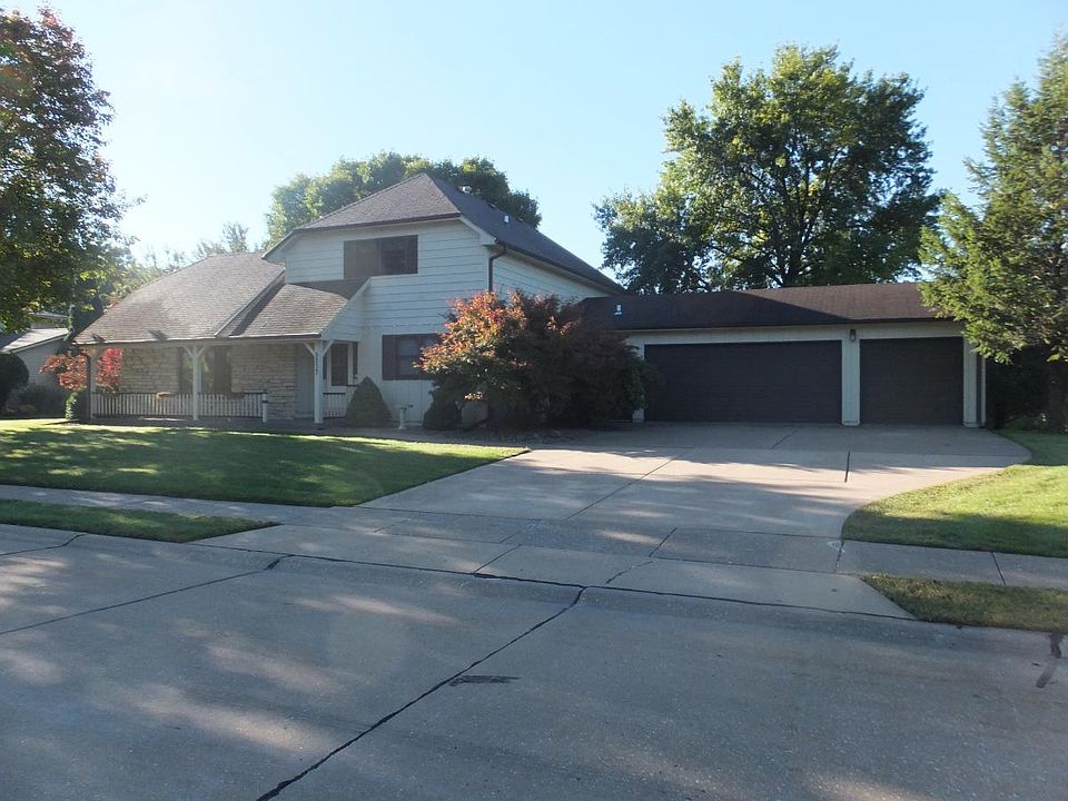 Front View w/ 3 Car Garage