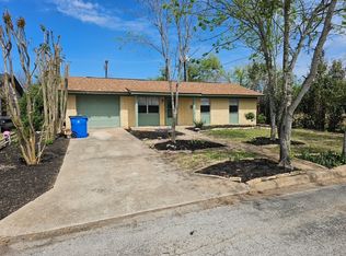 2803 Crestview St, Taylor, TX 76574