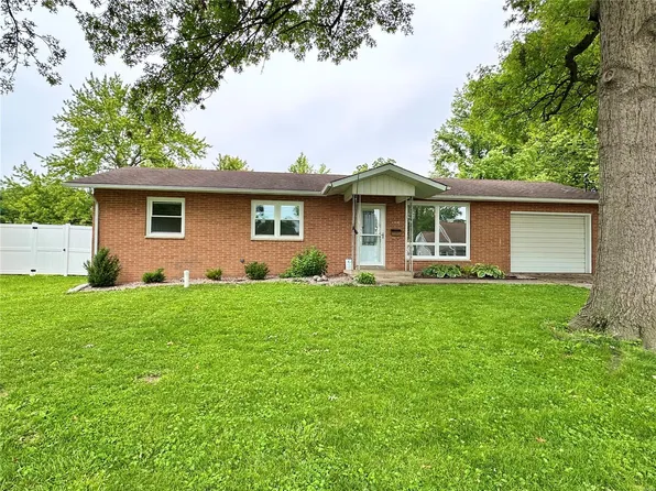 1110 S Oak St, Hillsboro, IL 62049