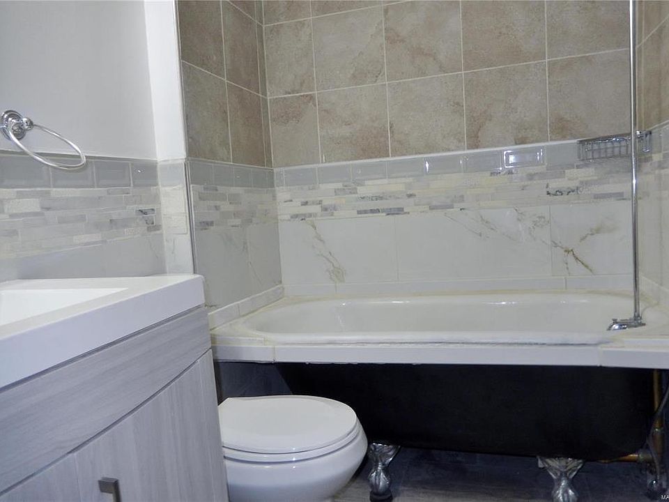 Full Bath with Tub, Vanity and Toilet