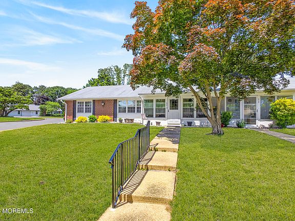3rd image of 976A Aberdeen Drive