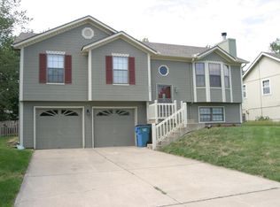 504 Huntington Dr S, Greenwood, MO 64034