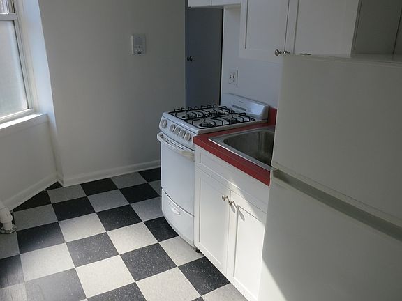 3rd image of 315 E 9th St APT 5RE