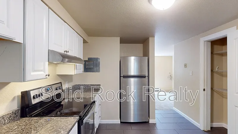 2 bed, 1.0 bath, 920 sqft, $825 — Photo 2