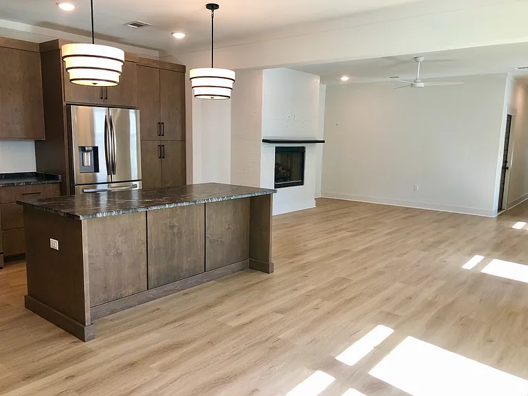1215 E Lloyd St — Photo 4