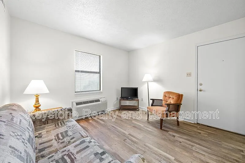 102 Laurel Cove — Photo 3