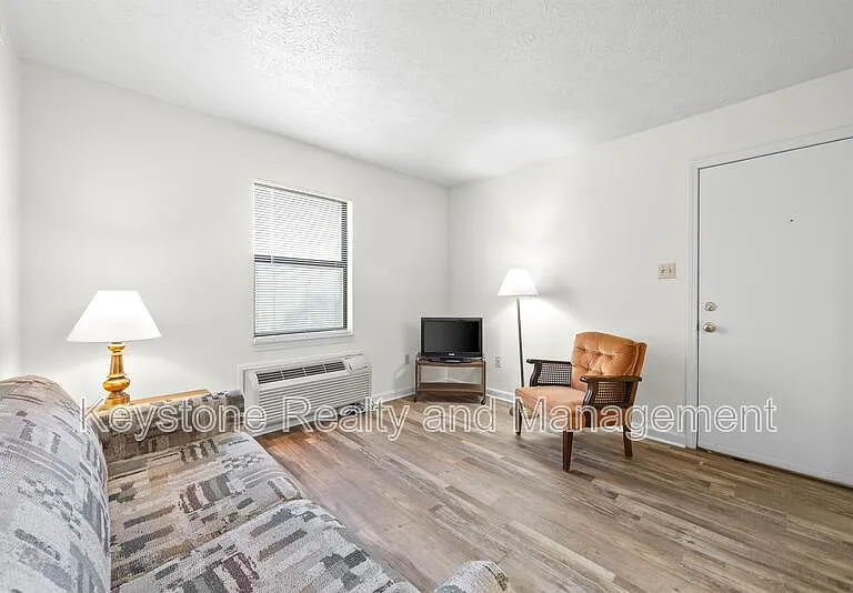 100 Laurel Cove Dr — Photo 3