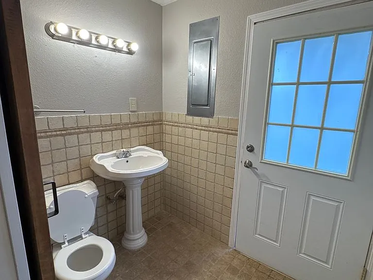 1317 Lexington Rd — Photo 39