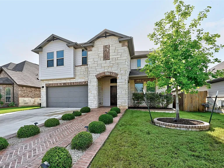 1320 Goldilocks Ln — Photo 1