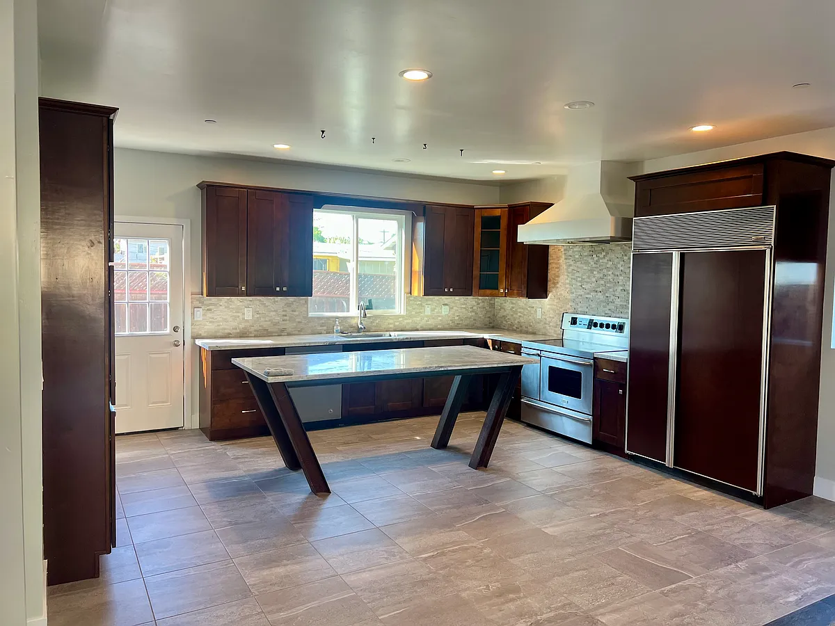 Kitchen - 1109 Donax Ave