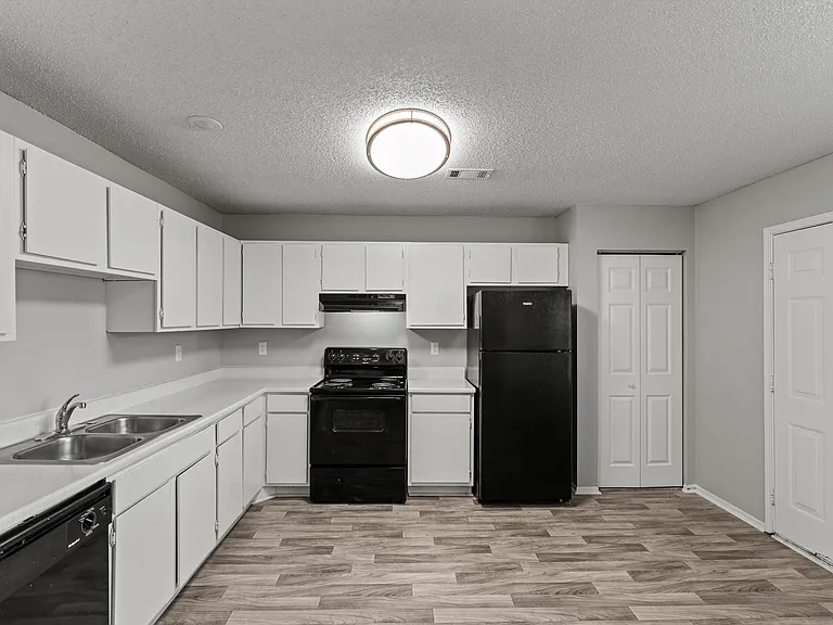 Wilshire Park Apartments — Photo 5