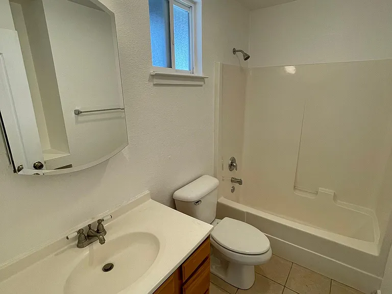 733 S Oak St #B — Photo 5