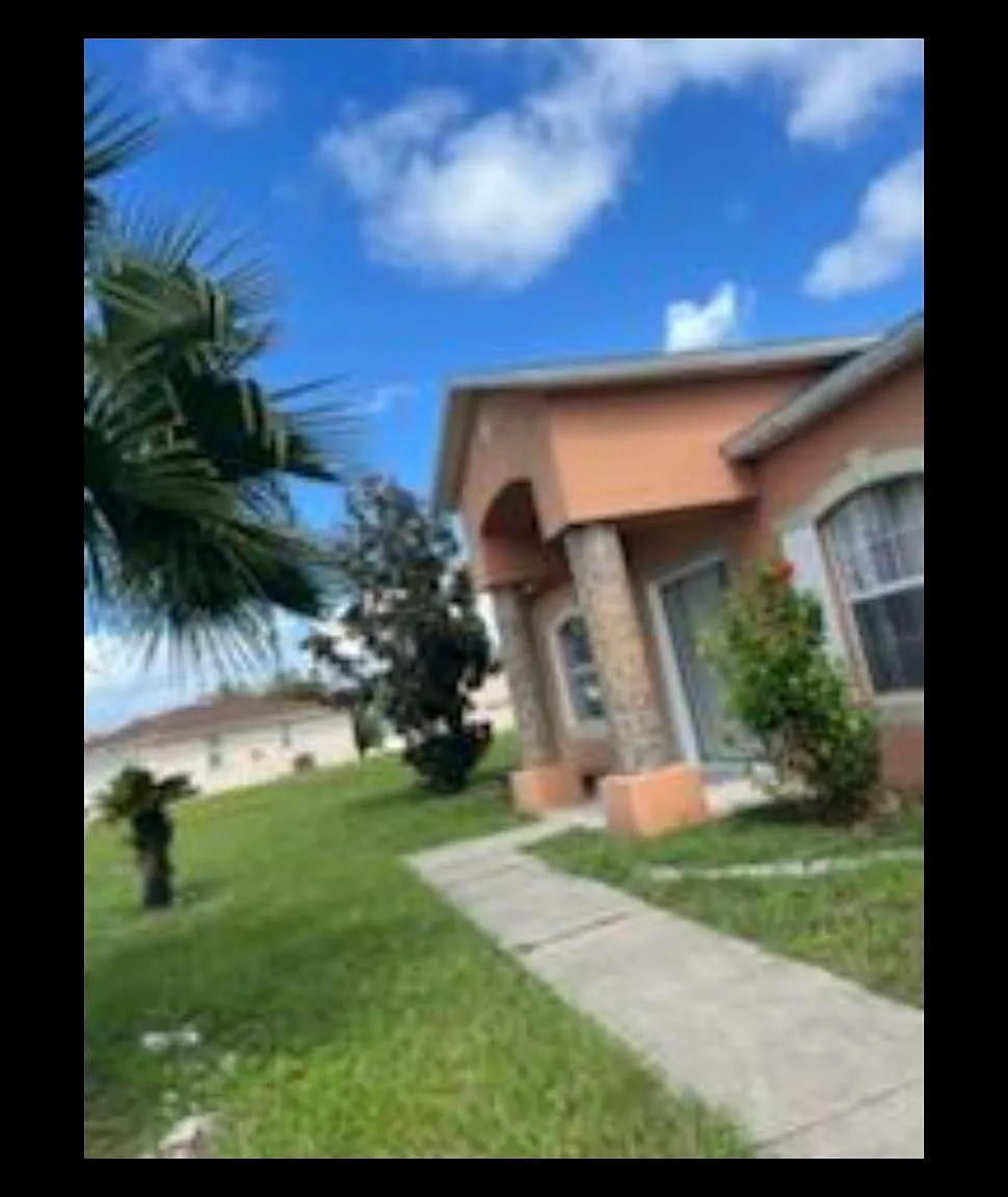 3 bed, 2000 sqft, $1,800 — Photo 1