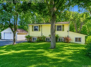 3216 Warren Dr, Waterford, MI 48329