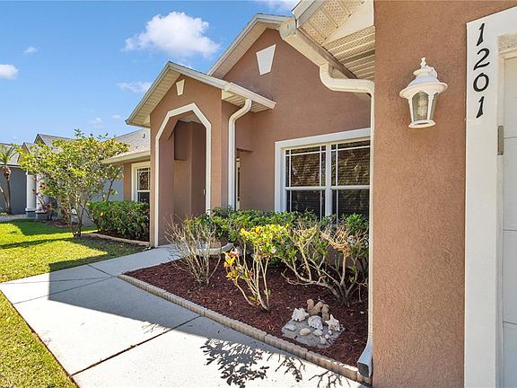 3rd image of 1201 Creekview Ct