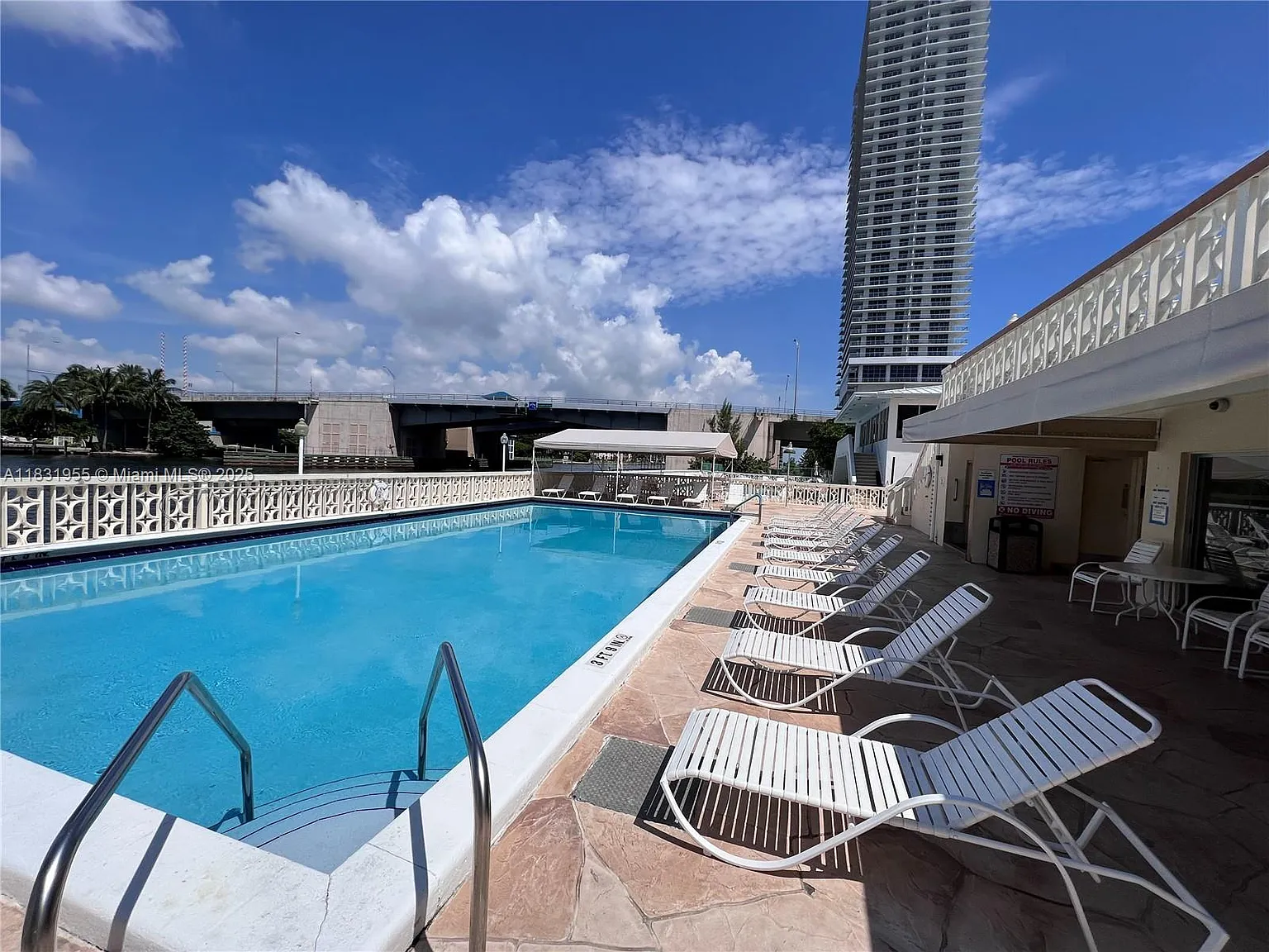Imperial Towers Condo — Photo 1