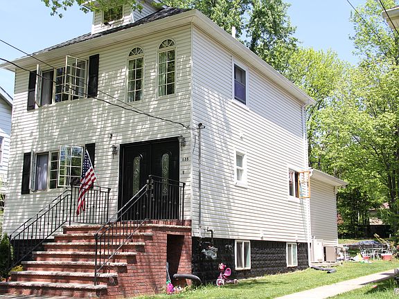 3rd image of 135 Arbutus Ave