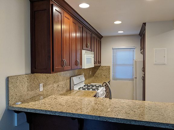 2nd image of 903 Seaside Ct