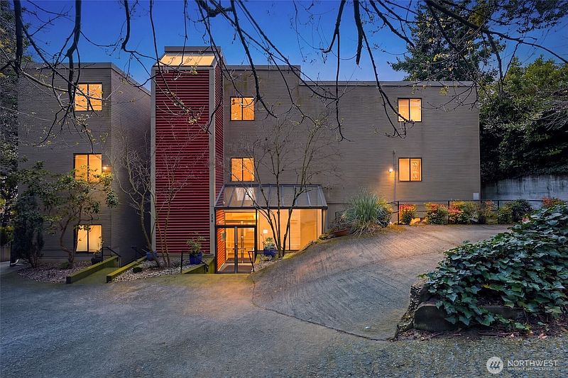 3rd image of 620 W Mercer Place #2B