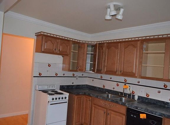 5th image of 639 Greenbay Ave
