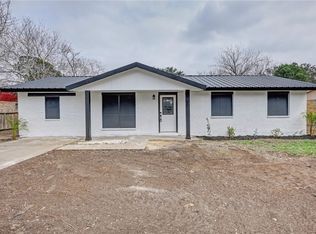 302 Palm Tree Dr, Mathis, TX 78368