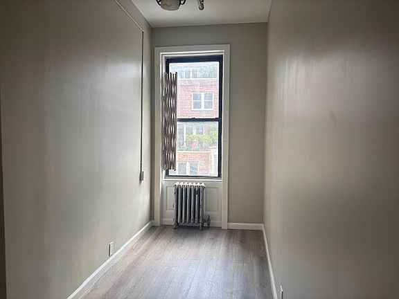 4th image of 140 W 75th St #10
