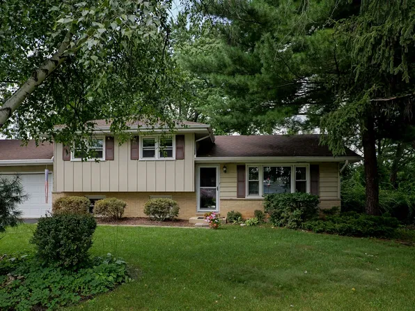 28W610 Lester St, West Chicago, IL 60185