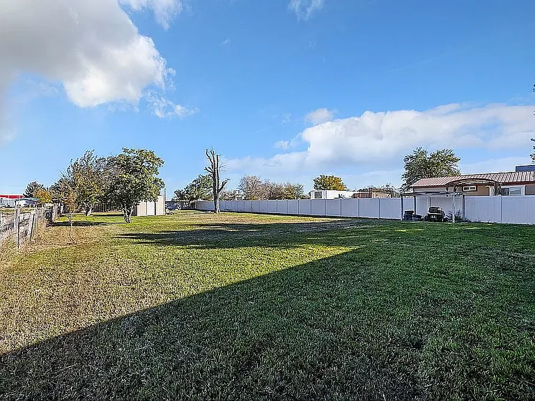 710 Taylor St W — Photo 30