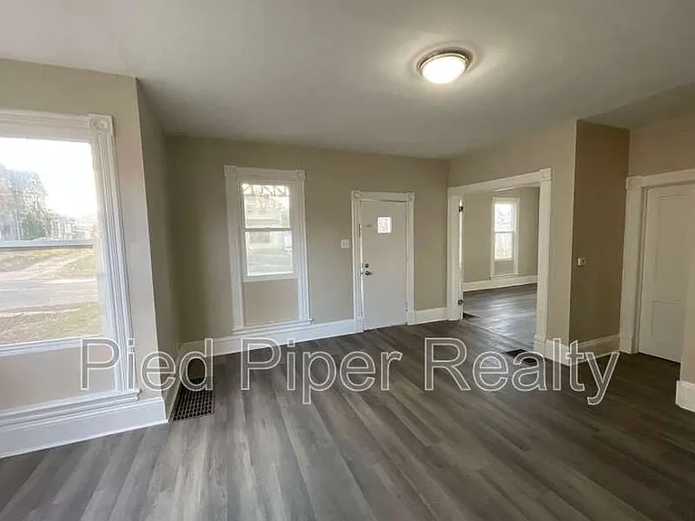 217 N West Ave — Photo 16