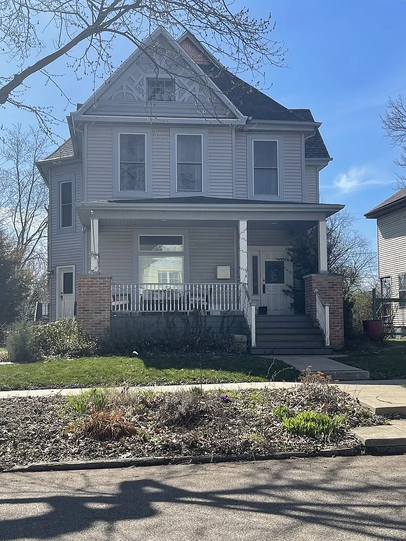 709 E Grove St photo 1