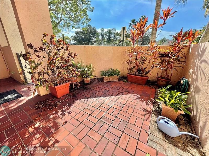 1st image of 7521 Fairfax Dr #111